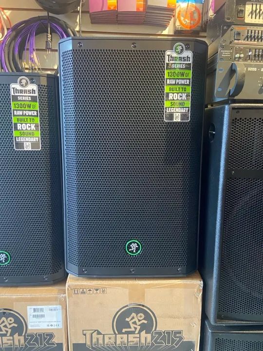 Caixa De Som Mackie Ativa Thrash 215 Preta 110v 1300w - Foto 2