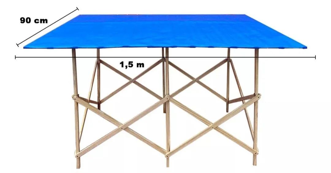 Mesa dobrável de madeira com cobertura azul - Foto 2