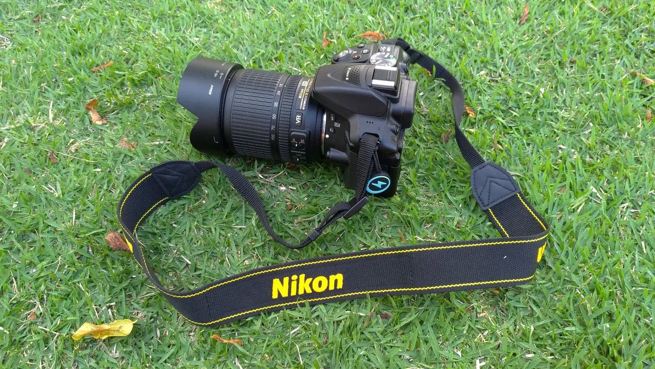 Câmera DSLR Nikon D5300 Wi-fi com Lentes 18-105 e 50mm, Flash Yougnuo Completa