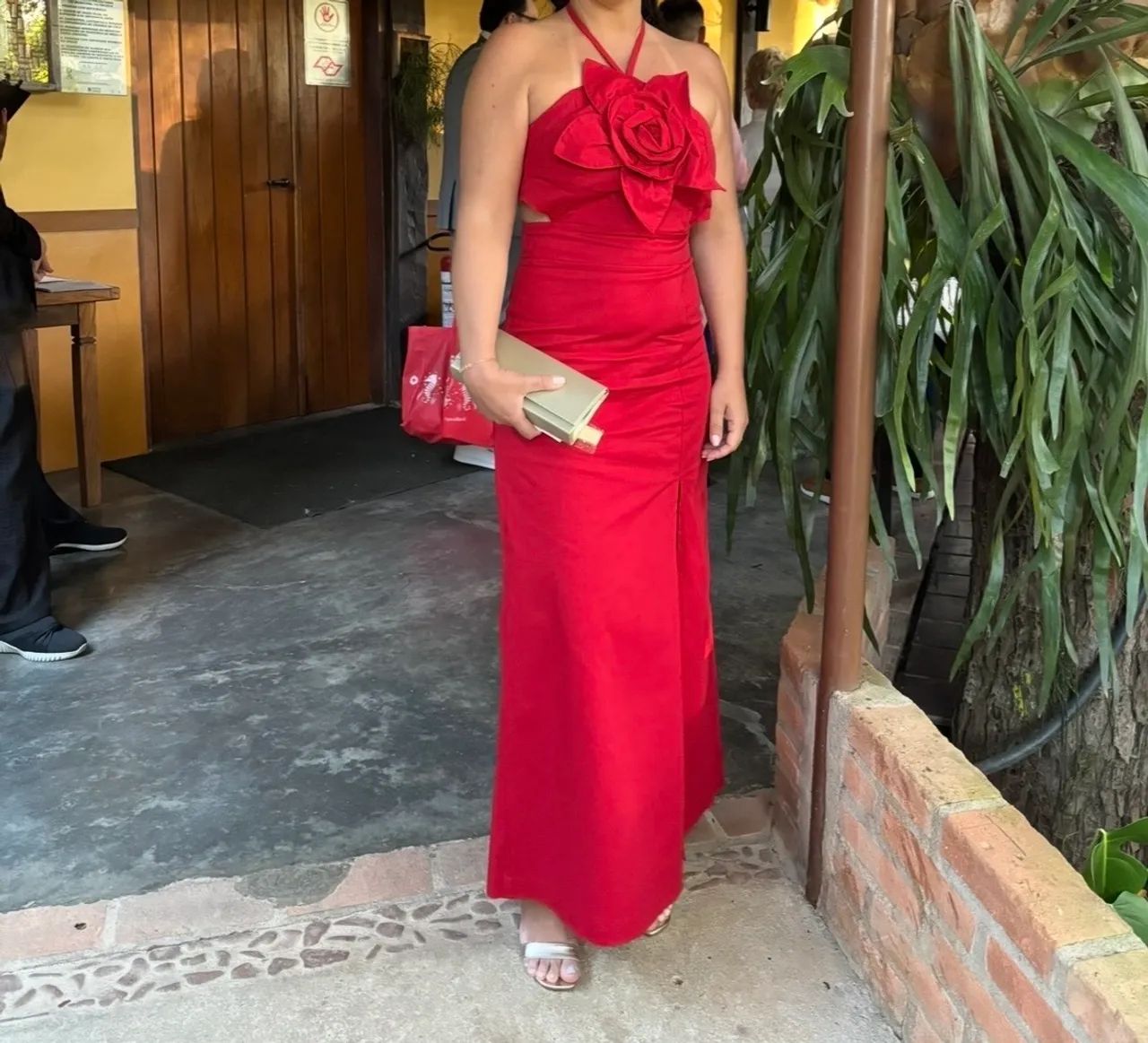 Vestido Vermelho com Detalhe Floral - Foto 3