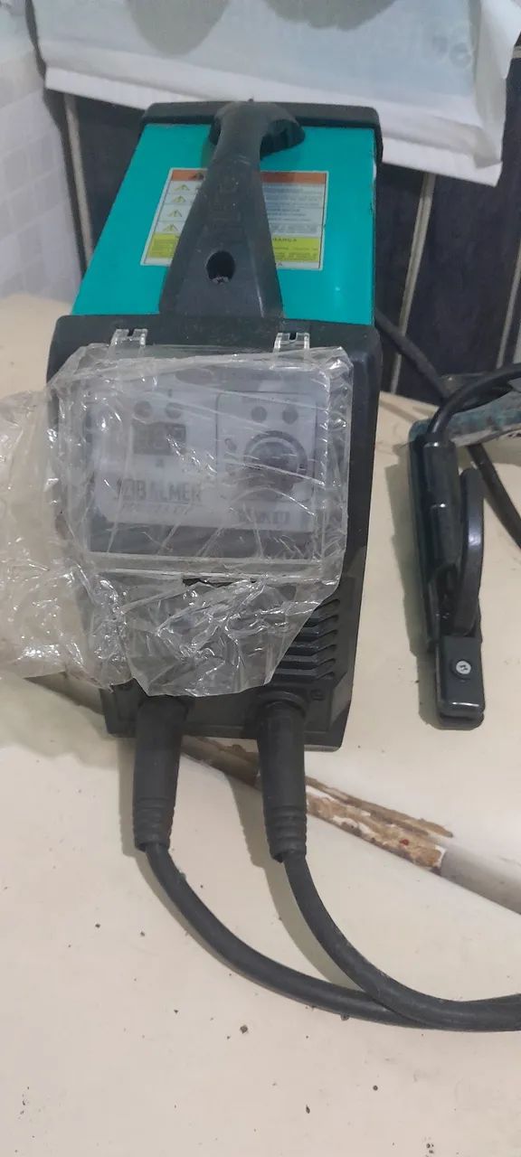 Máquina de solda, custa 1300, estou vendendo por 600 excelente pra Serralheiros 