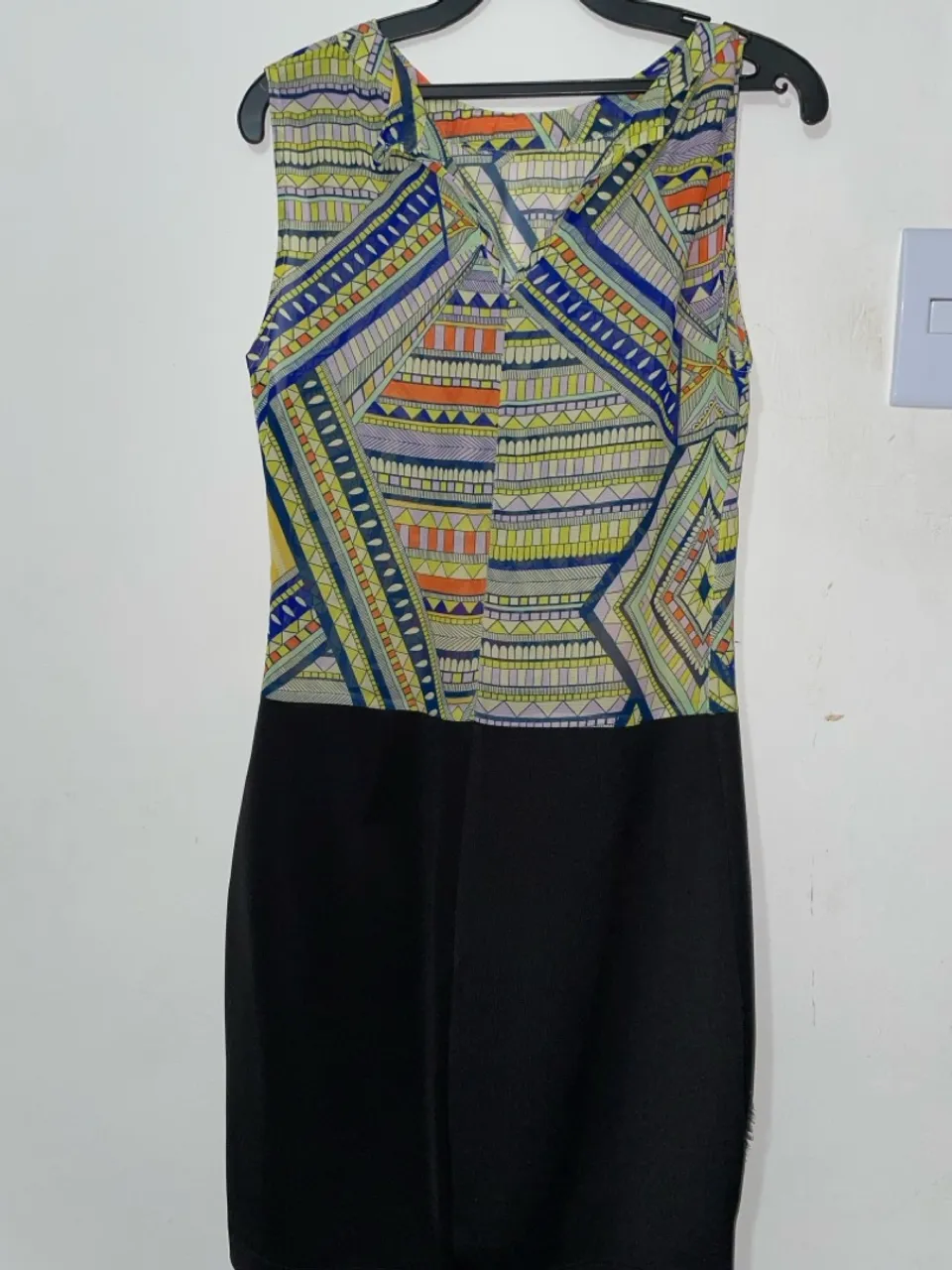 Vestido com estampa geométrica e preto