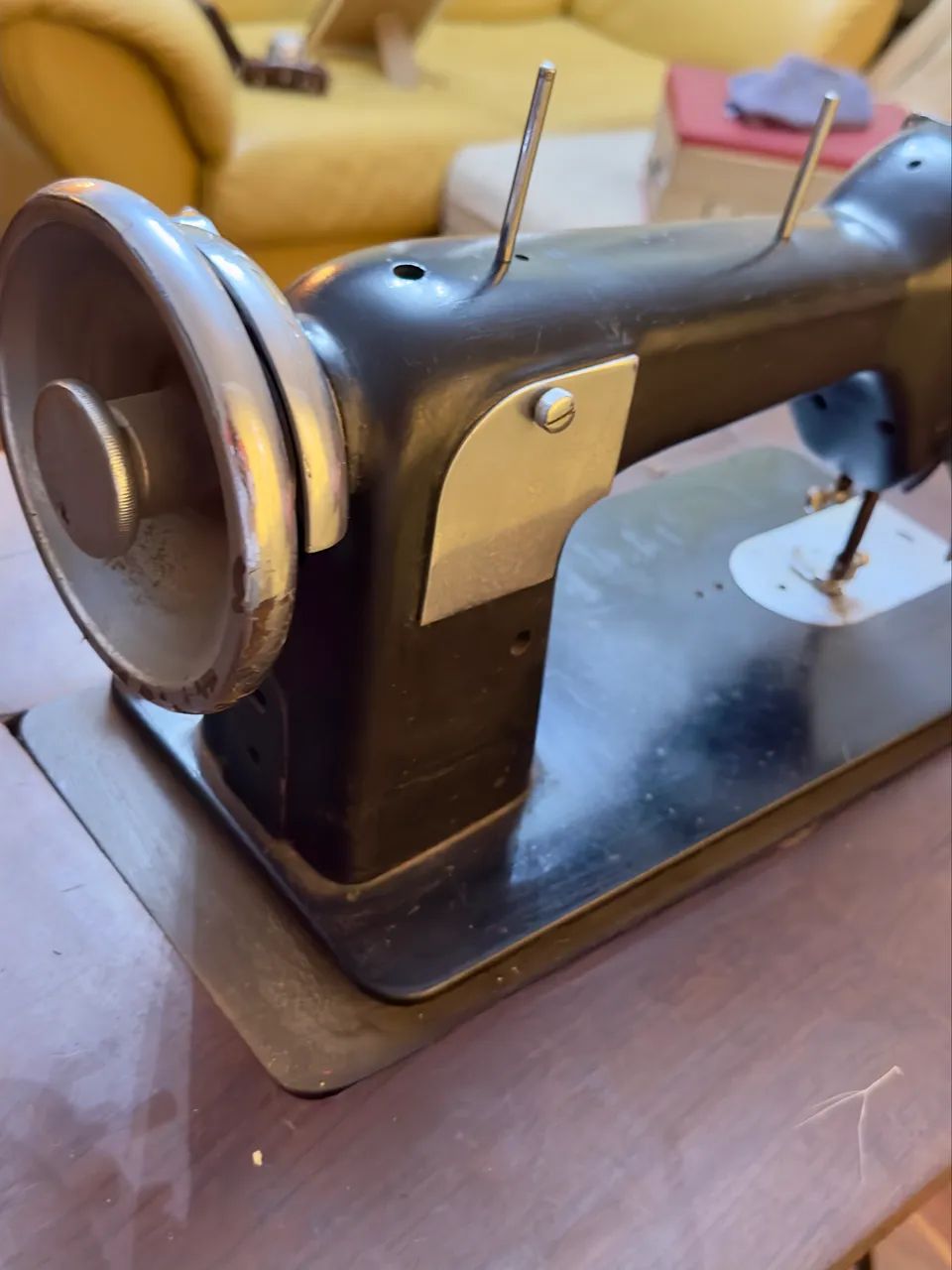 Máquina de costura antiga com gabinete - peça de decoração - Foto 6