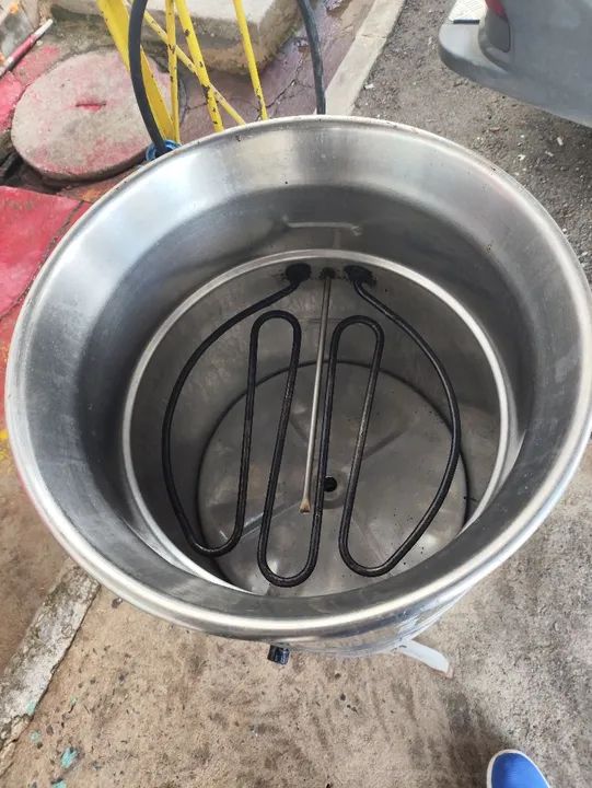 Vende uma fritadeira usada em ótima estado 