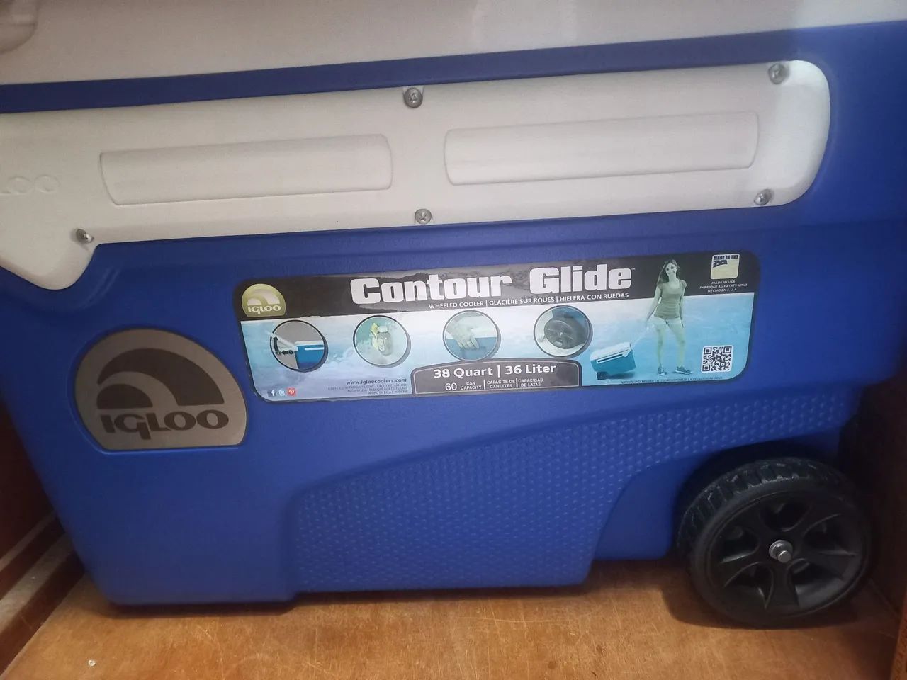 Cooler com Rodas Igloo Contour Glide 38QT - 36L com  brinde