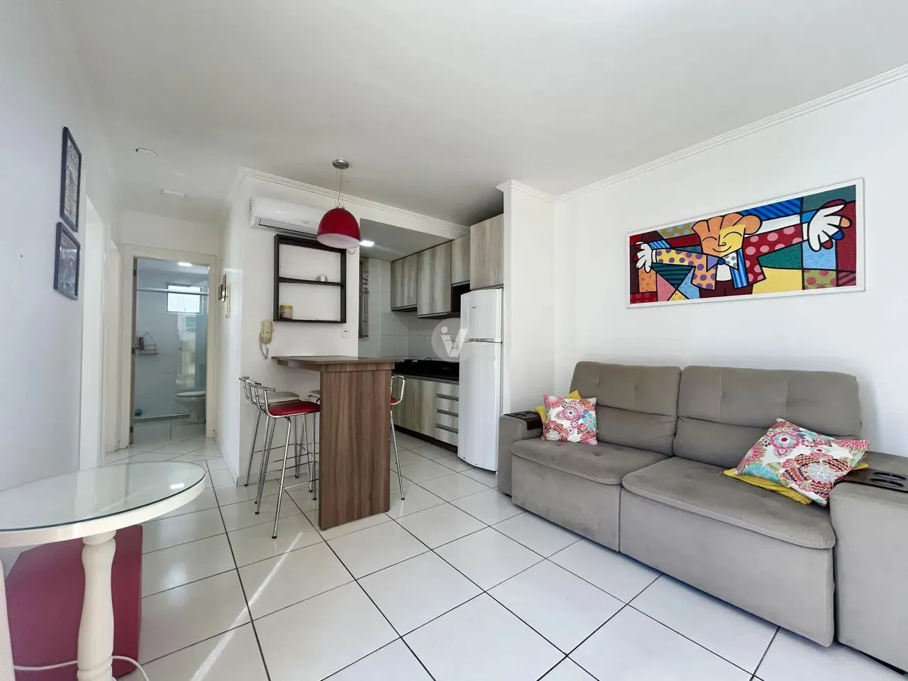 Apartamento semimobiliado 2 dormitórios e garagem em condomínio fechado!