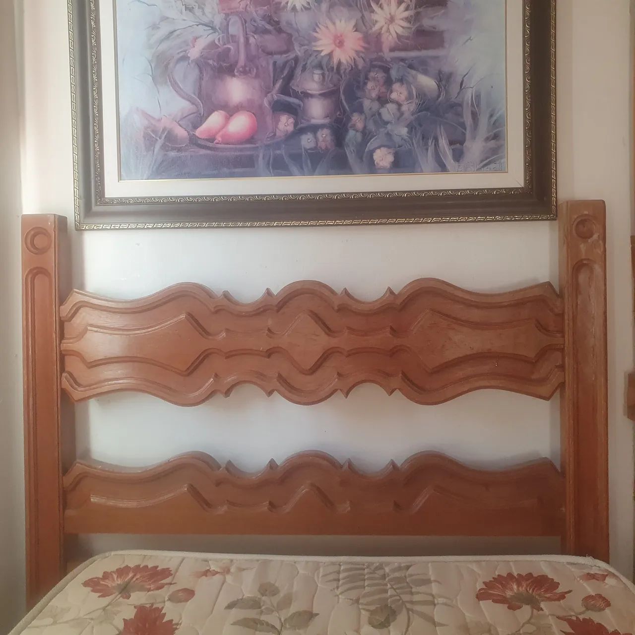 Cama de solteiro madeira maciça com cabeceira entalhada 