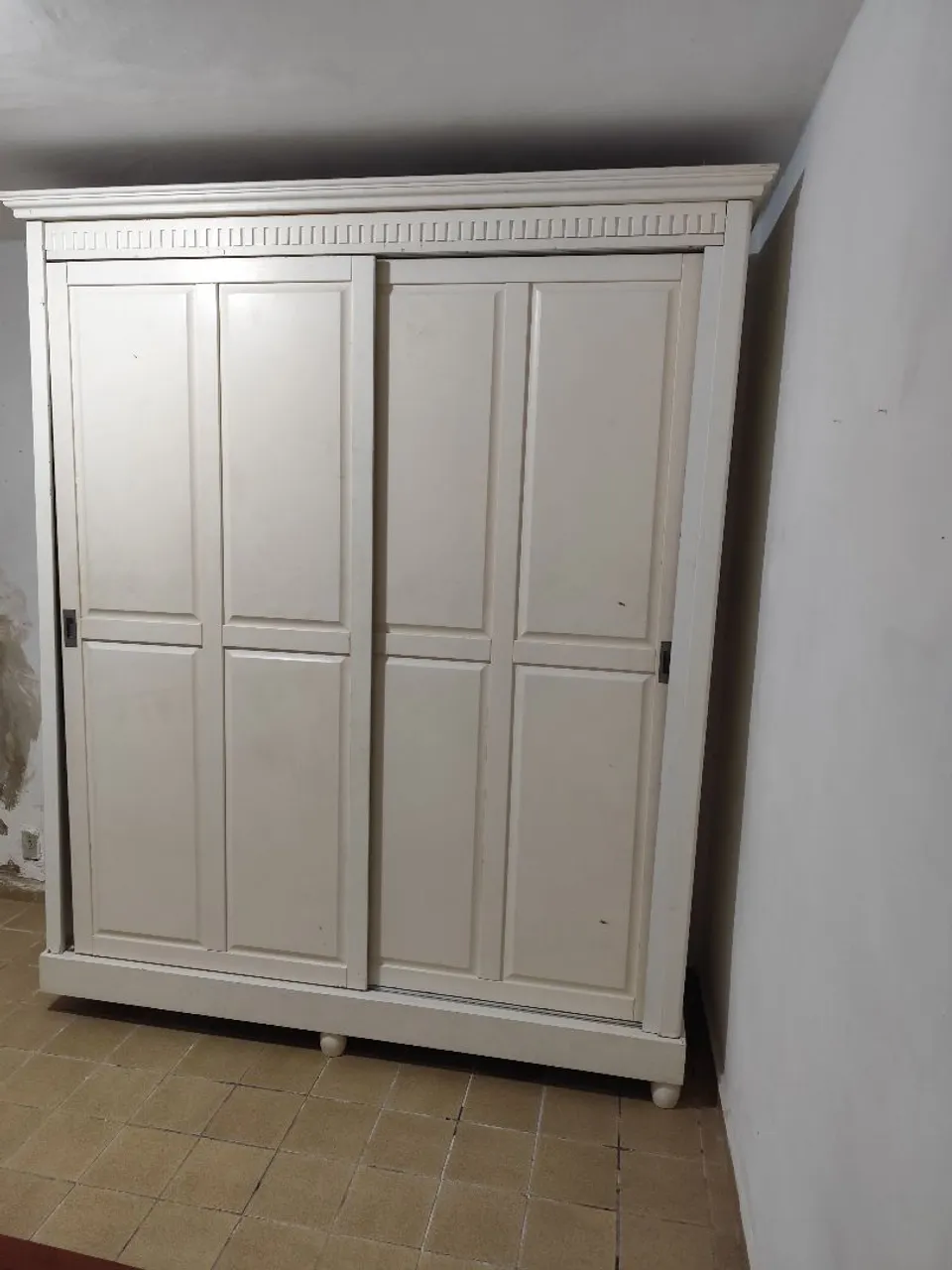 Guarda-Roupa Clássico com Portas de Correr