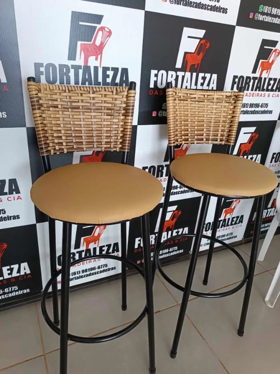 Banqueta com encosto de fibra - Foto 2