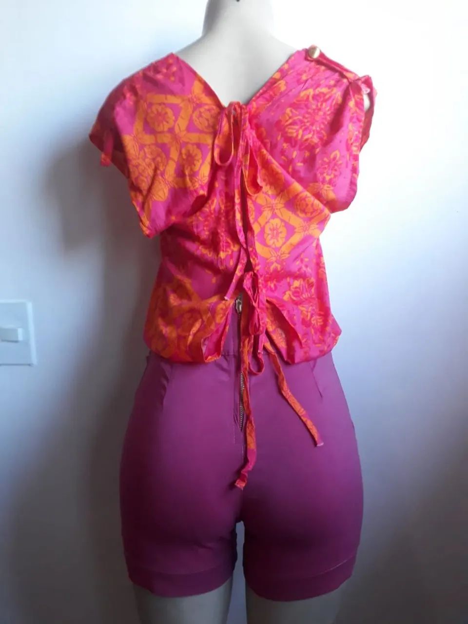 Macaquinho rosa com blusa estampada tam m - Foto 2