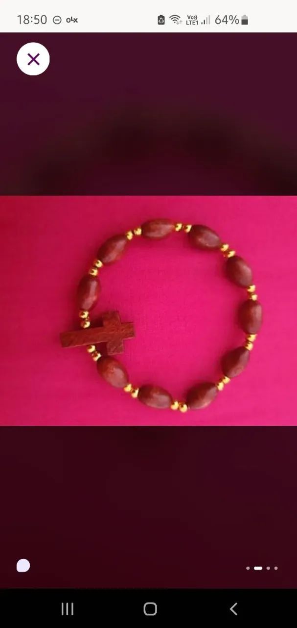 Pulseira de madeira com cruz - Foto 2