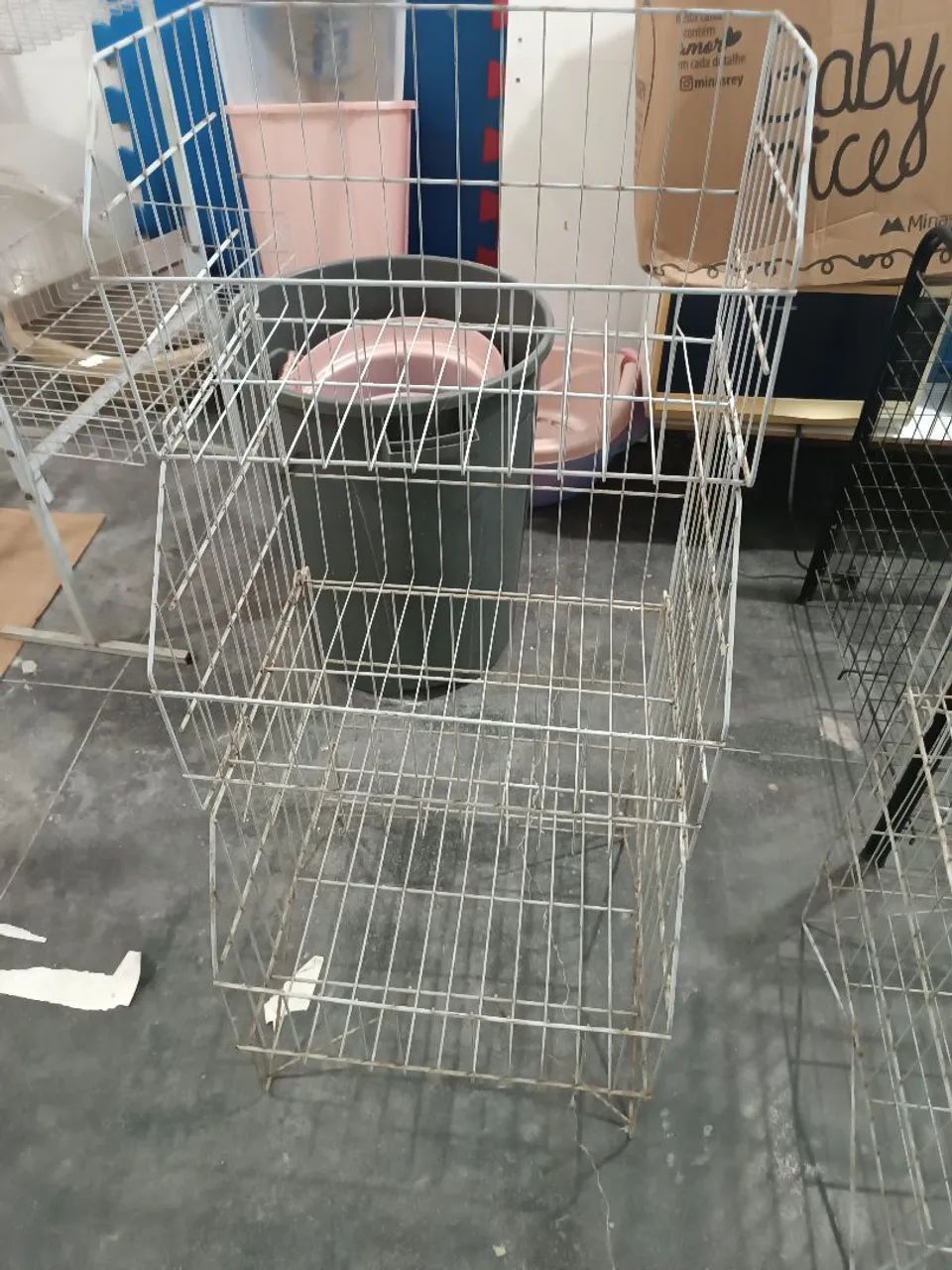 Wire Display Basket with 3 Mobile Baskets