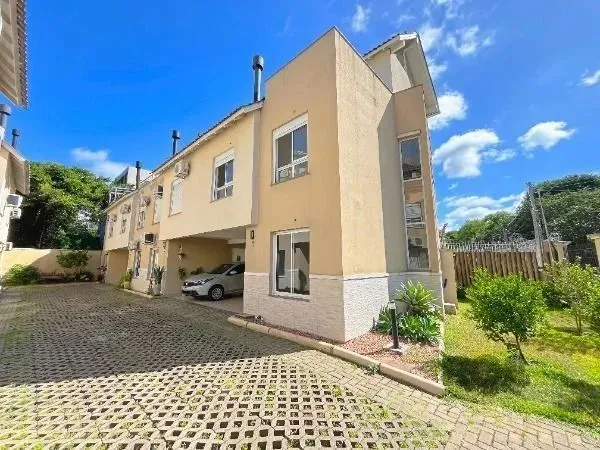 Casa Condominio em Porto Alegre, no bairro Ipanema, com 3 dormitório(s), e 3 banheiros, à