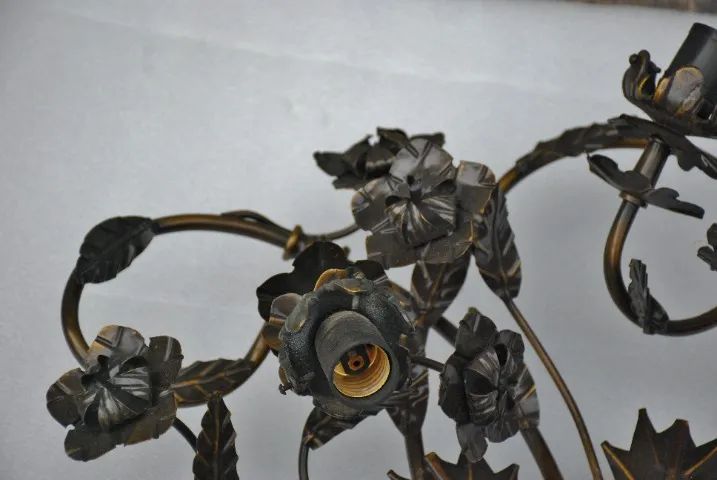 lustre de bronze e metal , 8 bocais , desenho folhas e petalas . - Foto 2