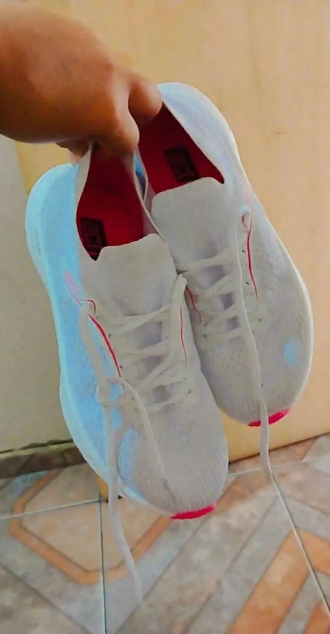 Tênis Branco com detalhes em Rosa