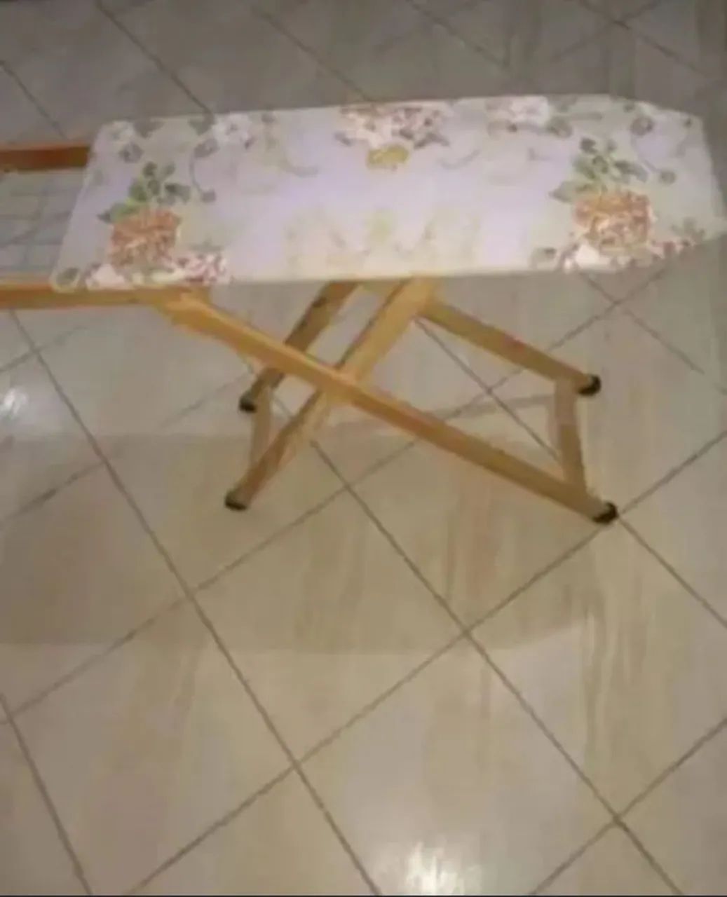 Tábua DE  PASSAR ROUPA  DOBRÁVEL com suporte para ferro  ESTAMPADA SEMI  NOVA. PERFEITA. 
