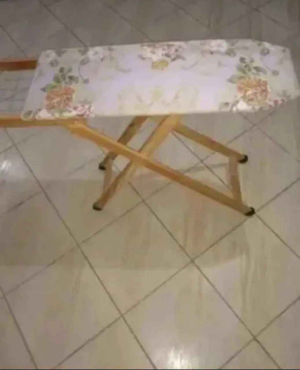 Tábua DE PASSAR ROUPA DOBRÁVEL com suporte para ferro ESTAMPADA SEMI NOVA. PERFEITA.