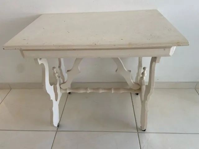 Antiga escrivaninha estilo Colonial