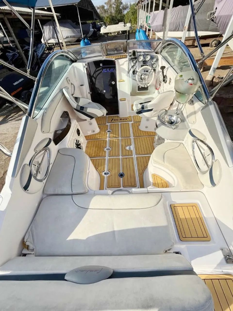 Lancha Focker 215 - Ano 2008 - Mercruiser 4.3 - 220hp - Foto 7