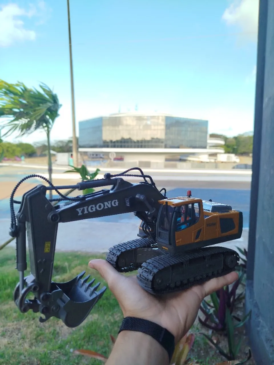 Escavadeira RC com Controle Remoto - Potência e Realismo em Suas Mãos | Em até 3x