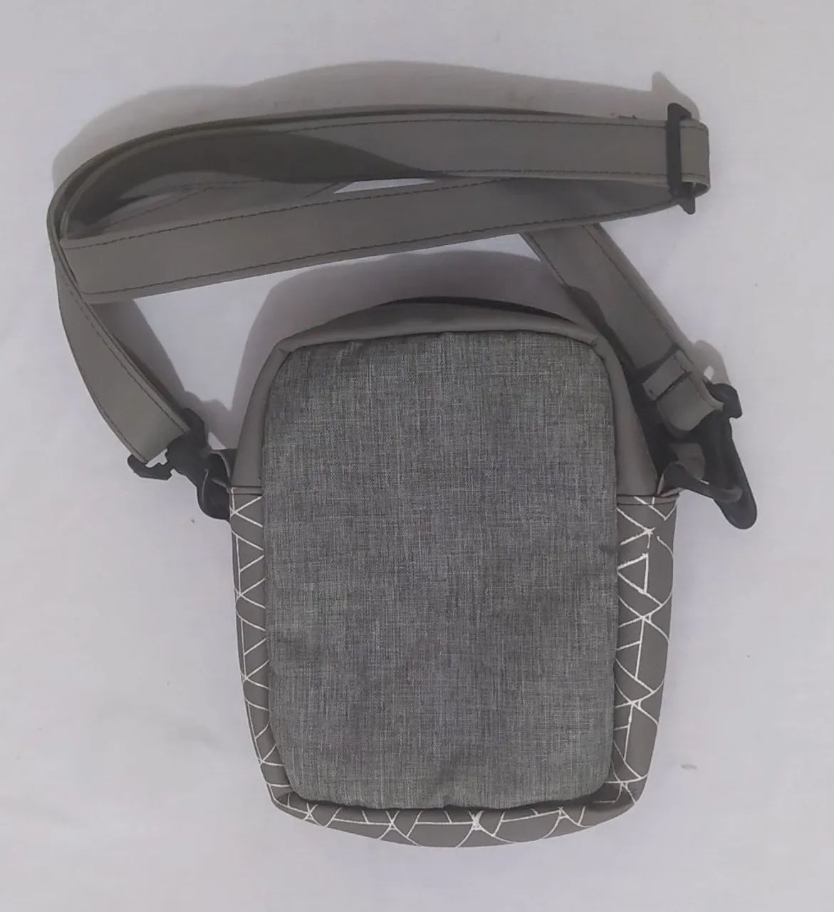 Bolsa de Ombro Cinza com Detalhes em Branco - Foto 2