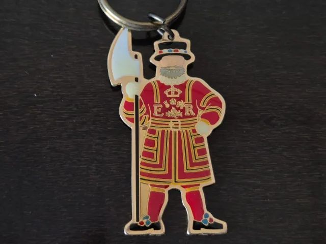 2 Souvenir Vintage Londres. Pin Bandeira + Chaveiro Guarda - Foto 2