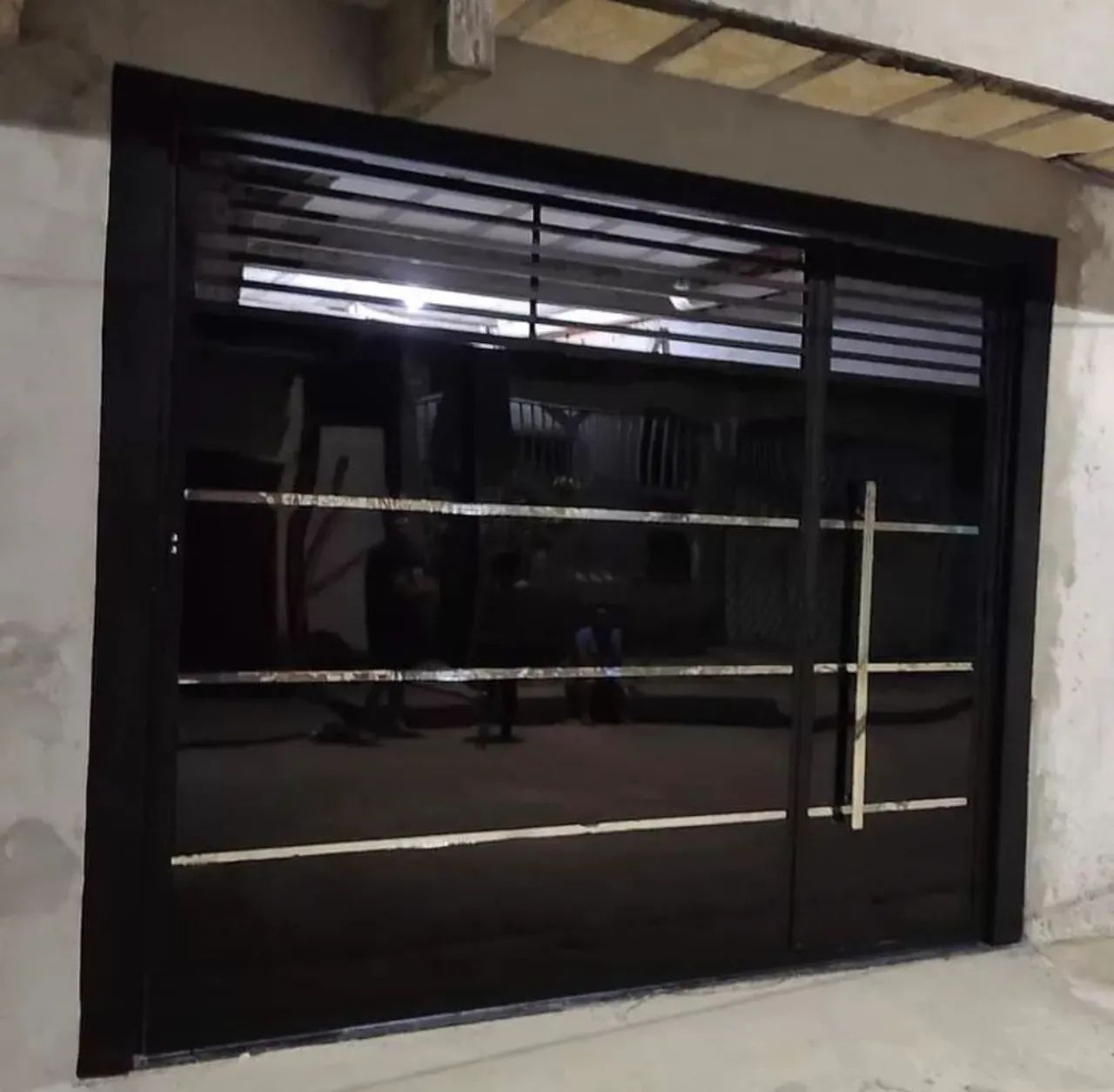 Portão basculante em alumínio automático. Instalado.  - Foto 3