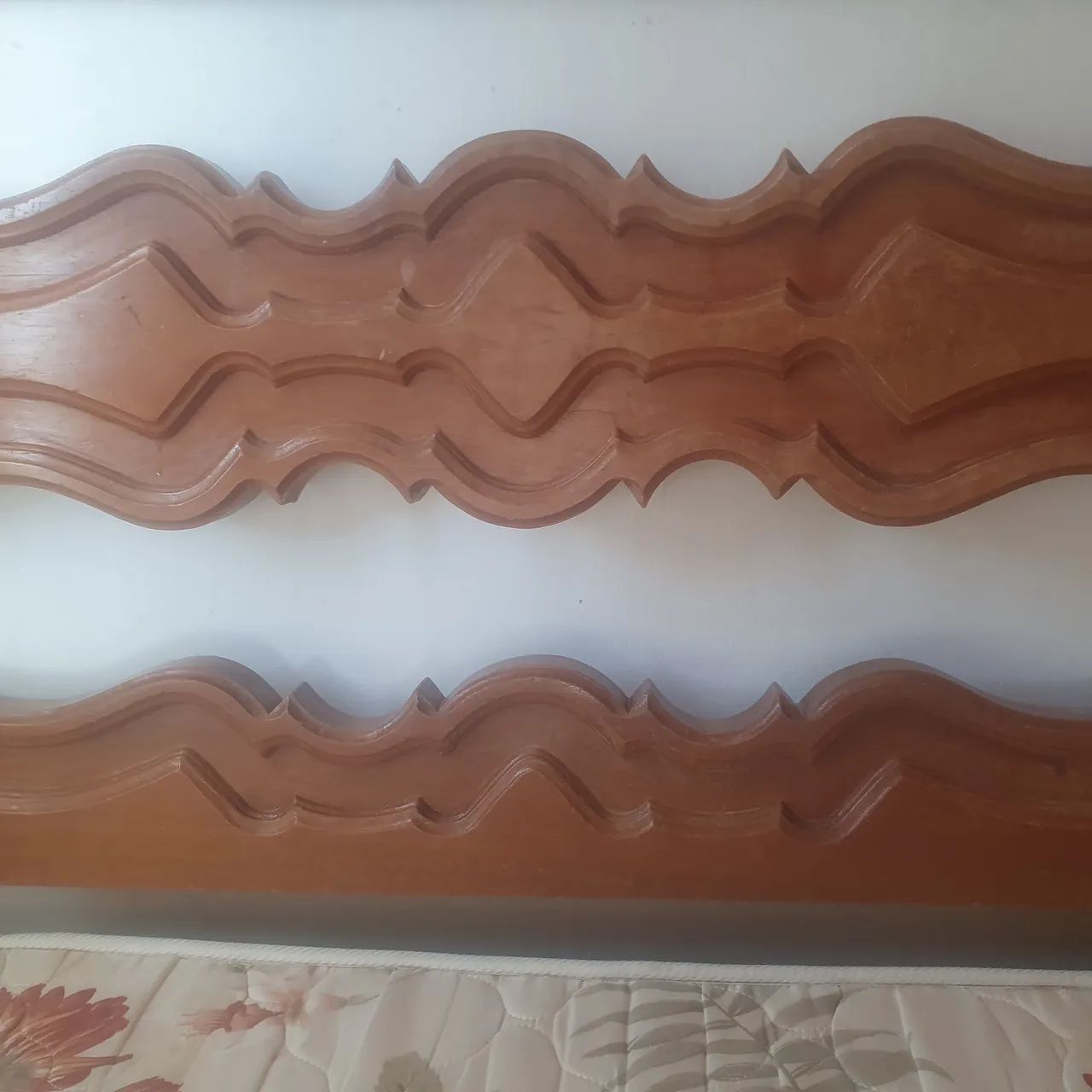 Cama de solteiro madeira maciça com cabeceira entalhada  - Foto 2