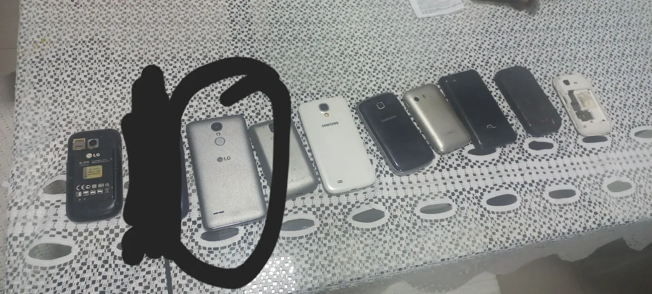 Celulares antigos (não funcionam).