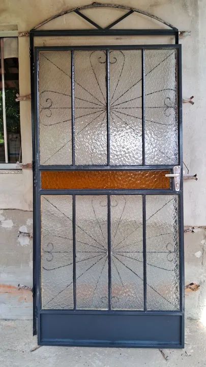 Porta de ferro com vidro jateado