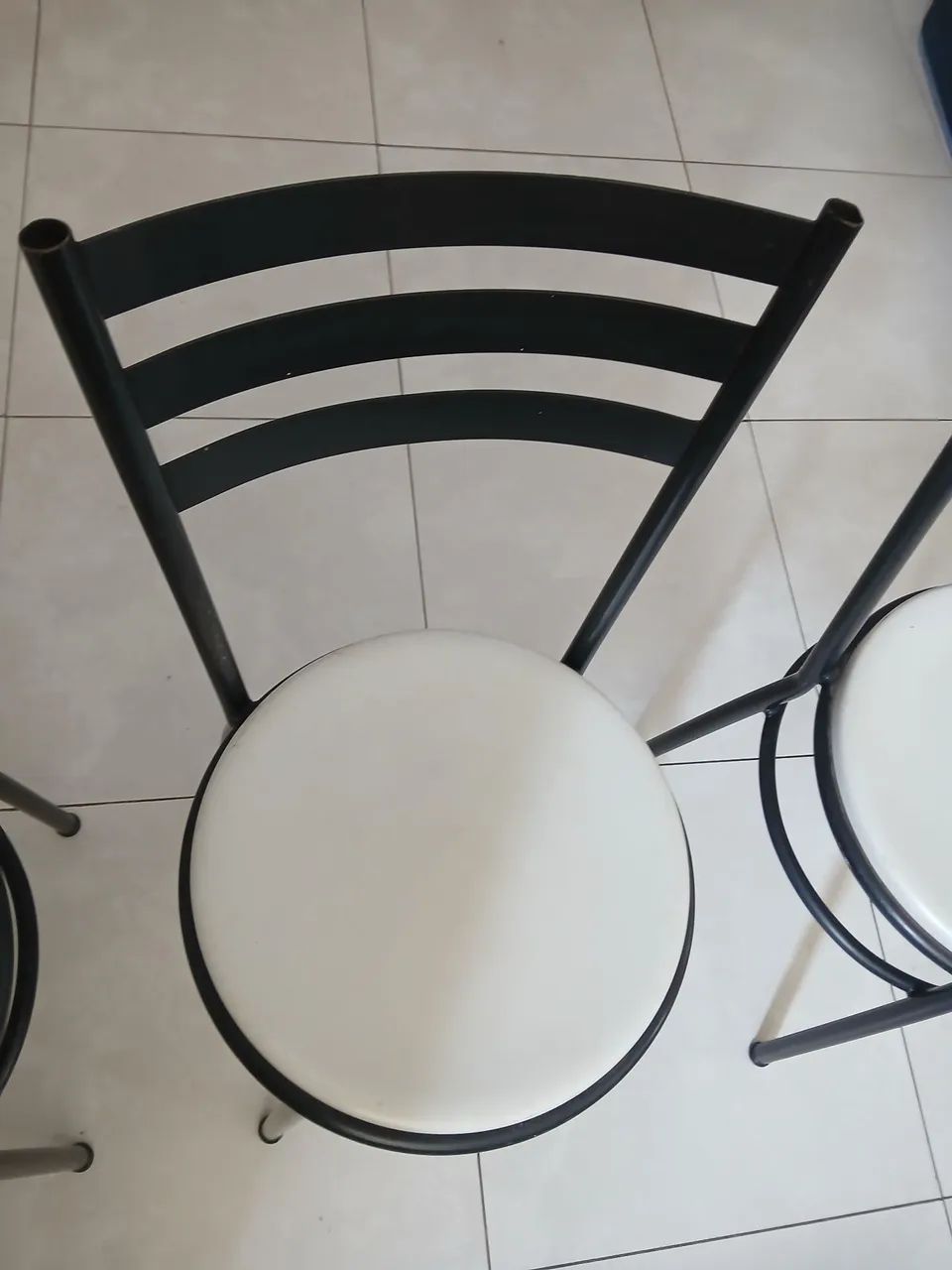 Cadeiras de ferro com assento branco - 4 peças - Foto 2