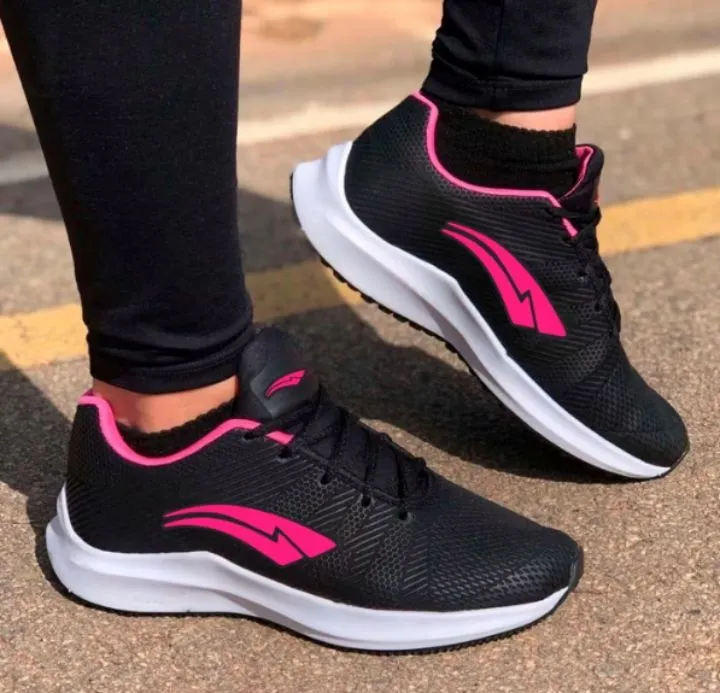 Tênis Feminino Preto com Detalhes Rosa
