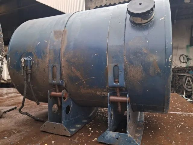 Tanque de alumínio para volvo edc em perfeito estado com boia e pescador - Foto 2