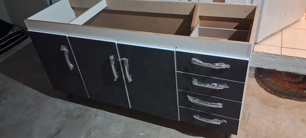 Armário de cozinha preto com gavetas