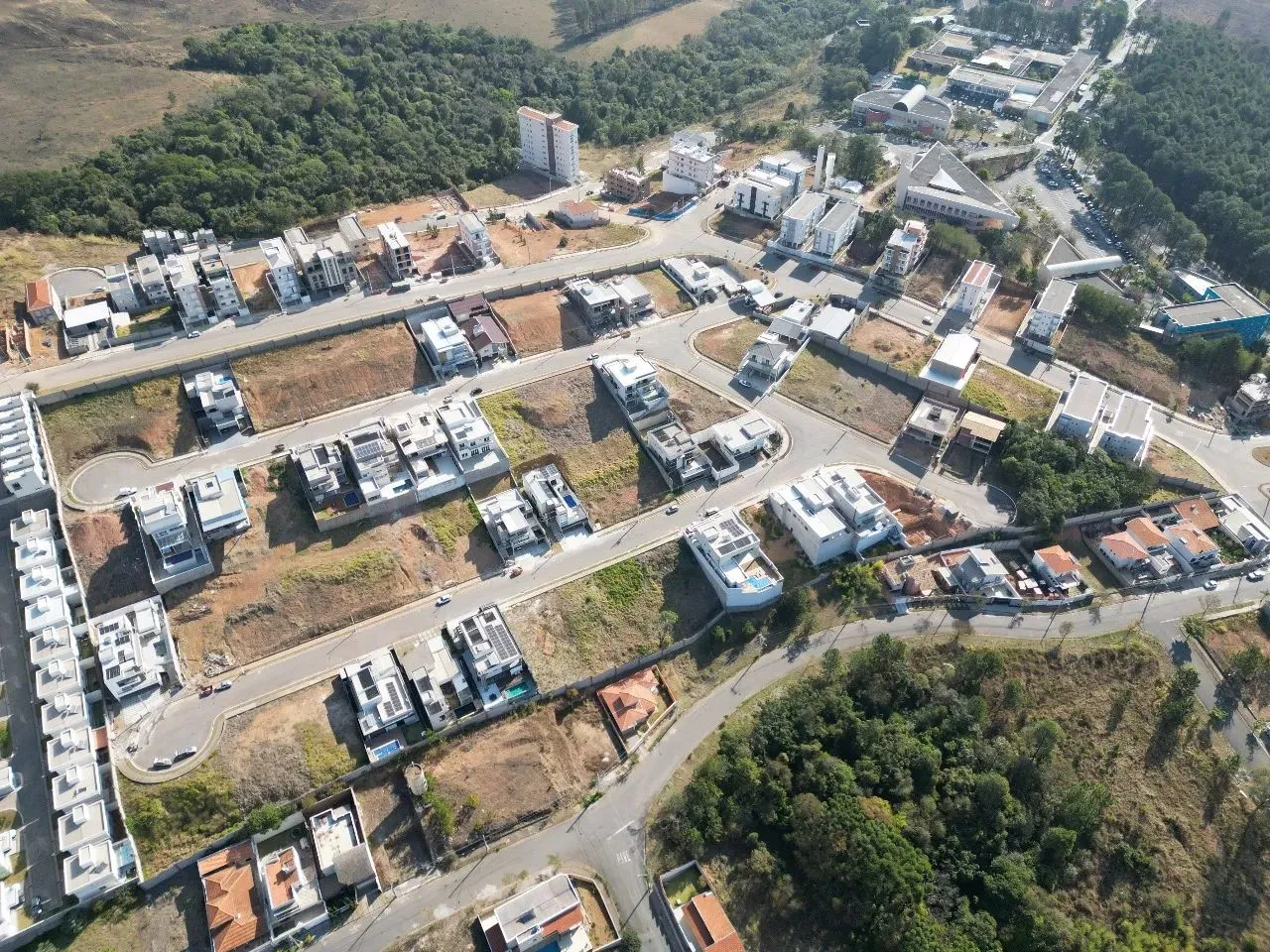 Casa de condomínio para venda tem 360 metros quadrados com 6 quartos