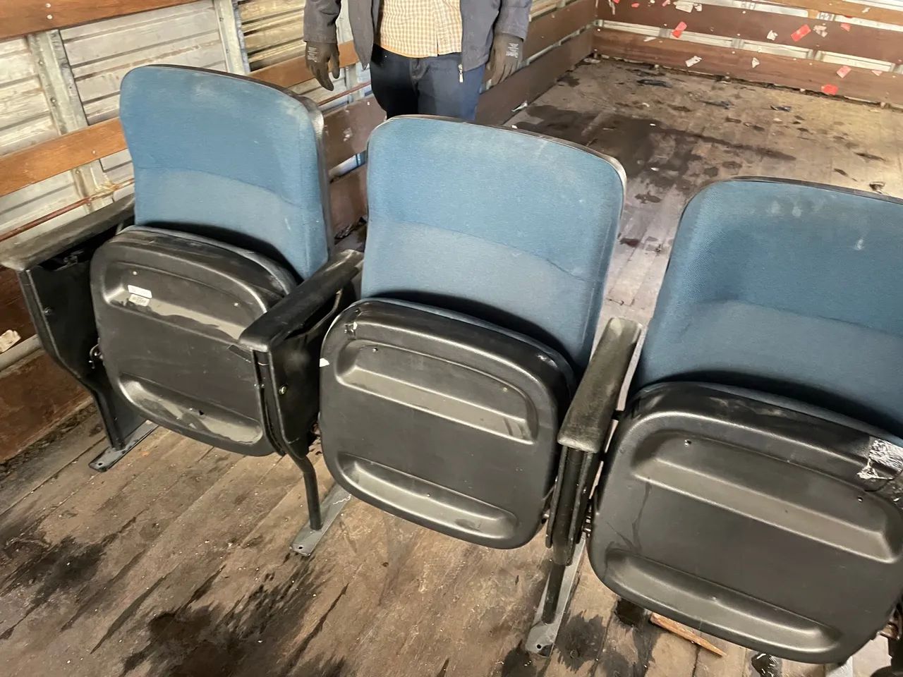 60 poltronas de auditório com prancheta para reformar  - Foto 6