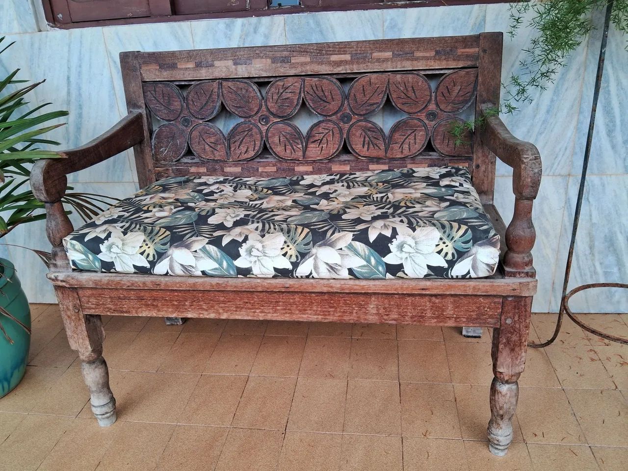 Banco de madeira com estofado floral