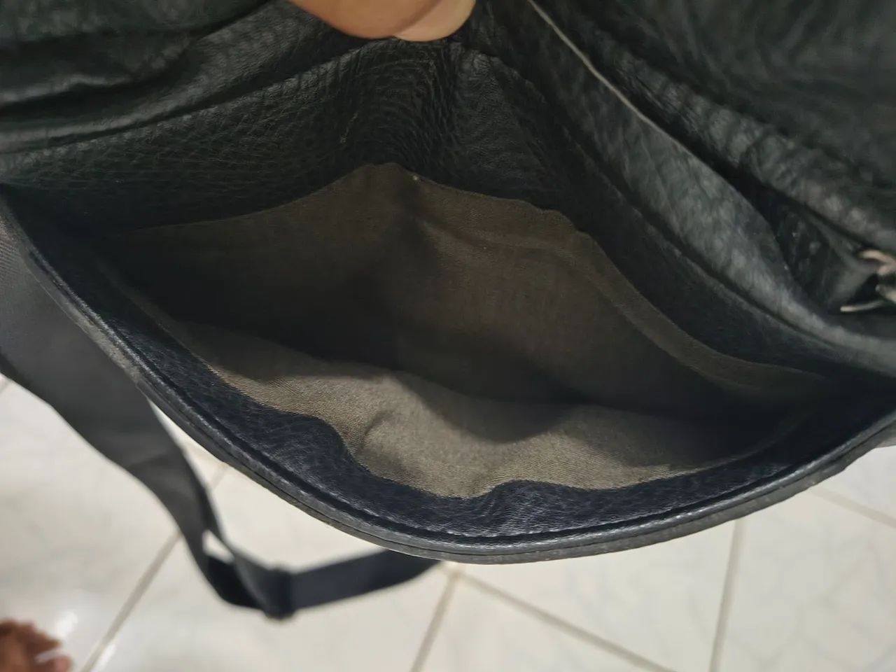 Bolsa masculina preta de ombro  - Foto 5