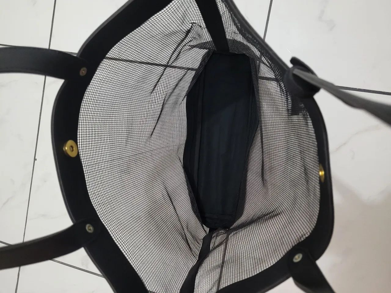 Bolsa  tote baoba preta com detalhe dourado e couro . - Foto 3