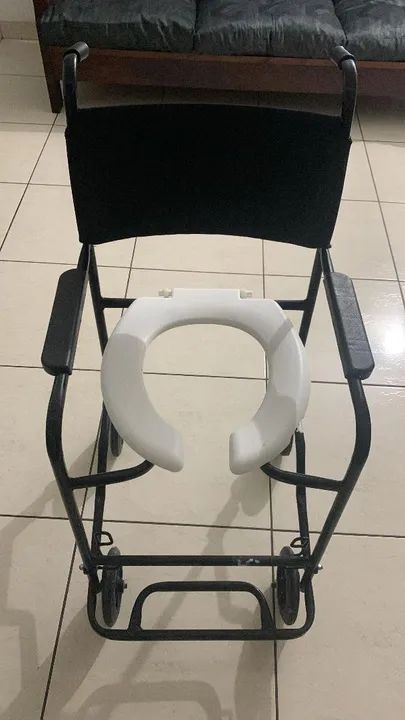 Cadeira de rodas com sanitário - ideal para idosos