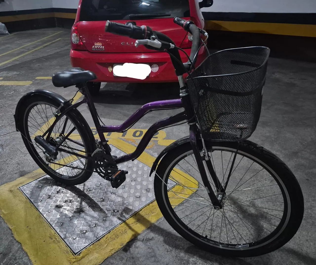 Bicicleta semi-nova com cestinha