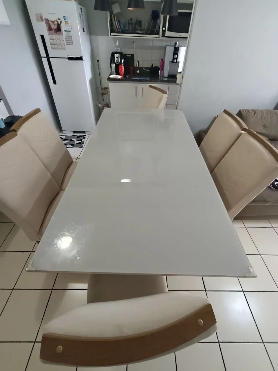 Mesa com 6 cadeiras com design moderno cor creme.