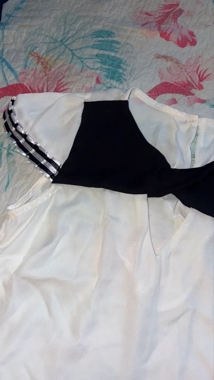 Blusa branca com detalhe preto 