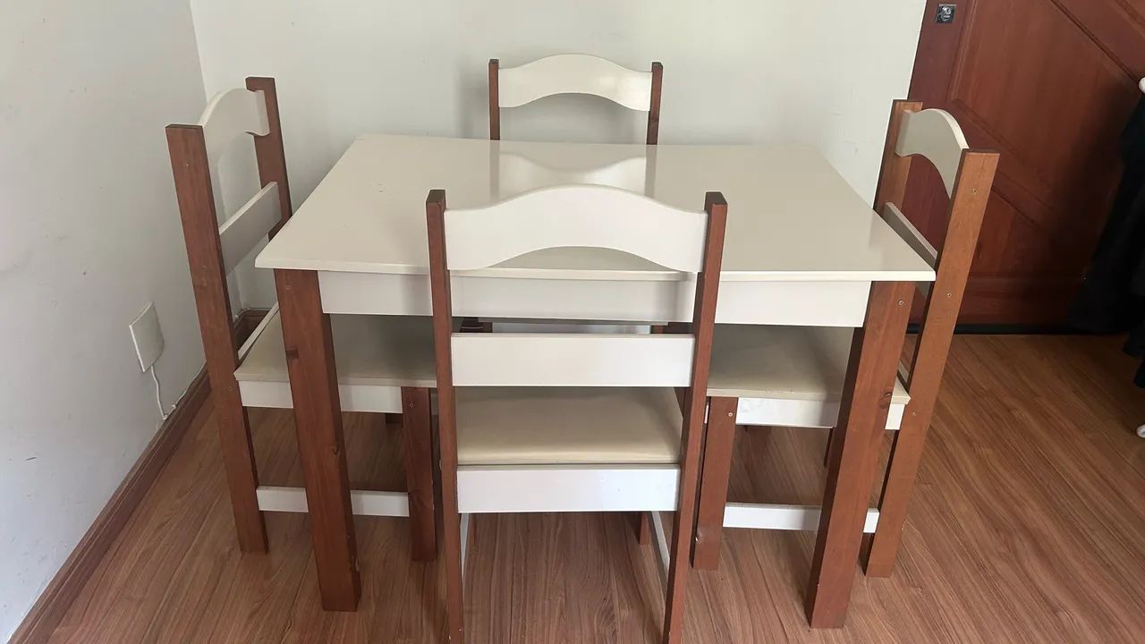 Mesa de quatro lugares 