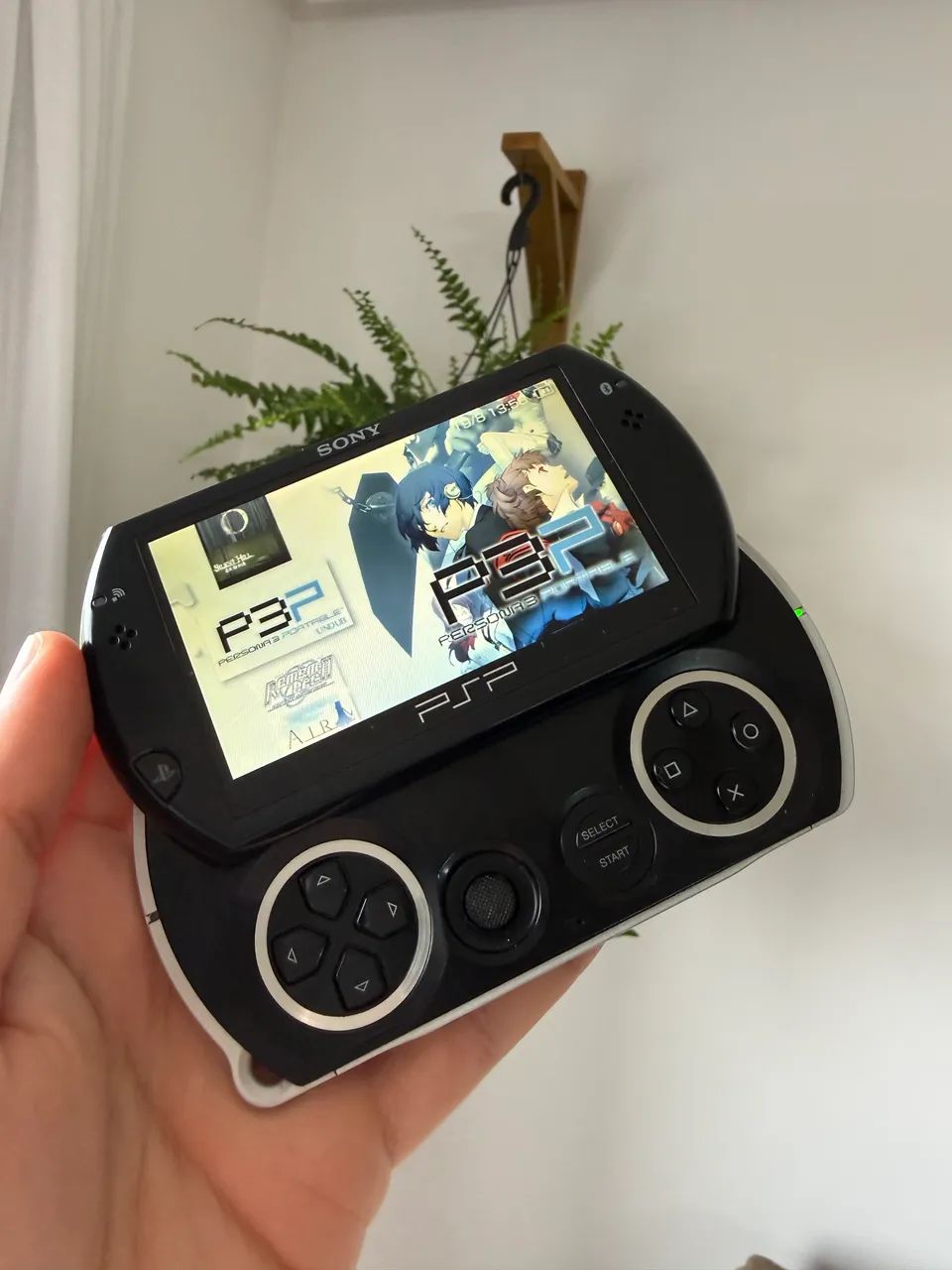 PSP GO + JOGOS - BEM CONSERVADO - Foto 3