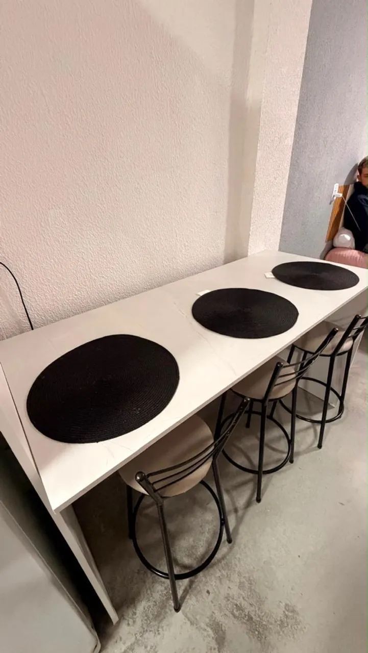 Mesa / Passa prato com banquetas 