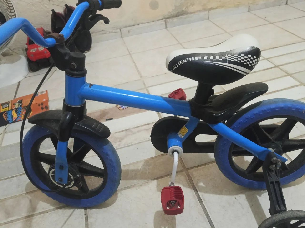 Bicicleta infantil com rodinhas 