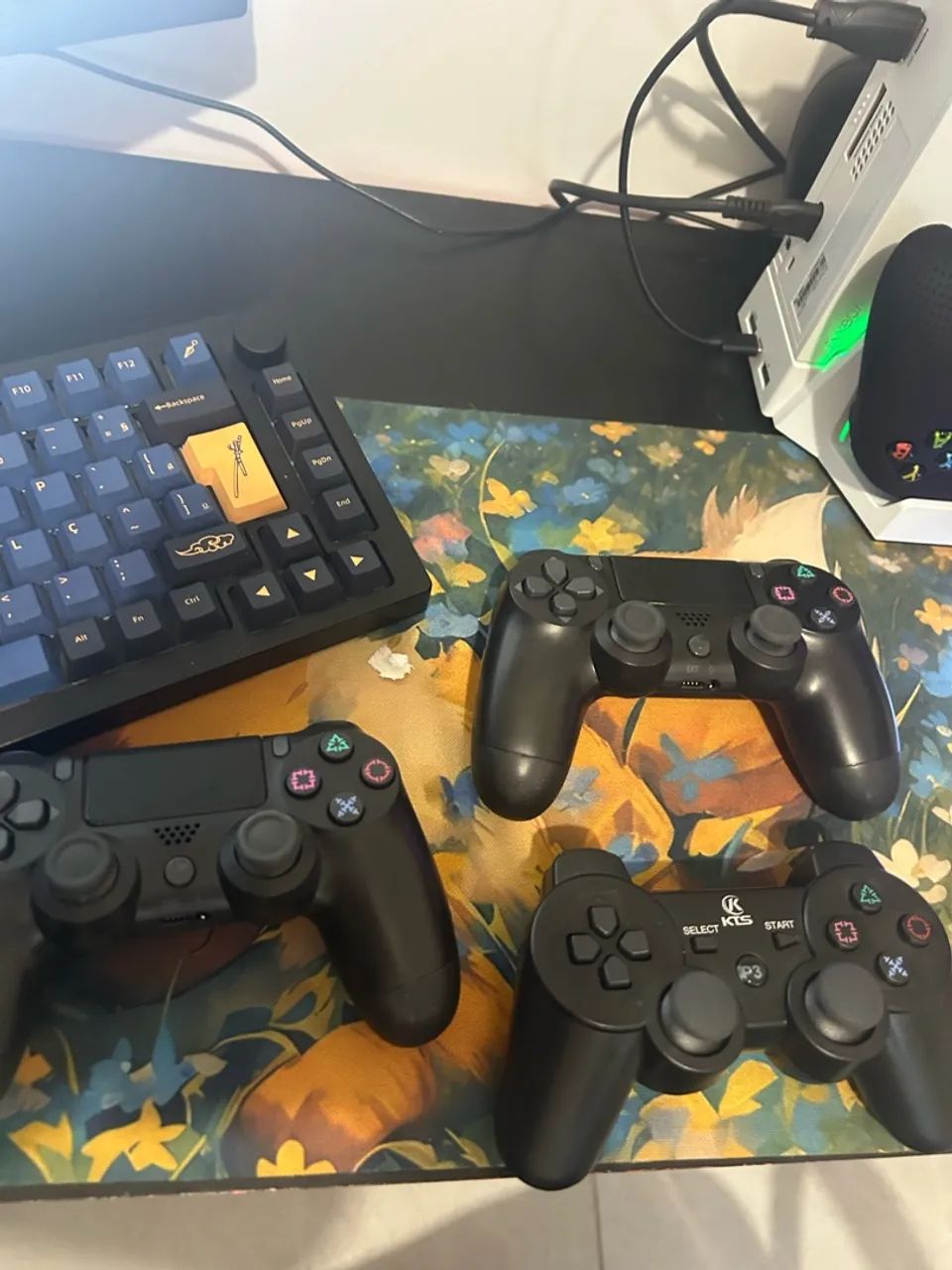 Dois controles de ps4 e um de ps3 - Foto 2