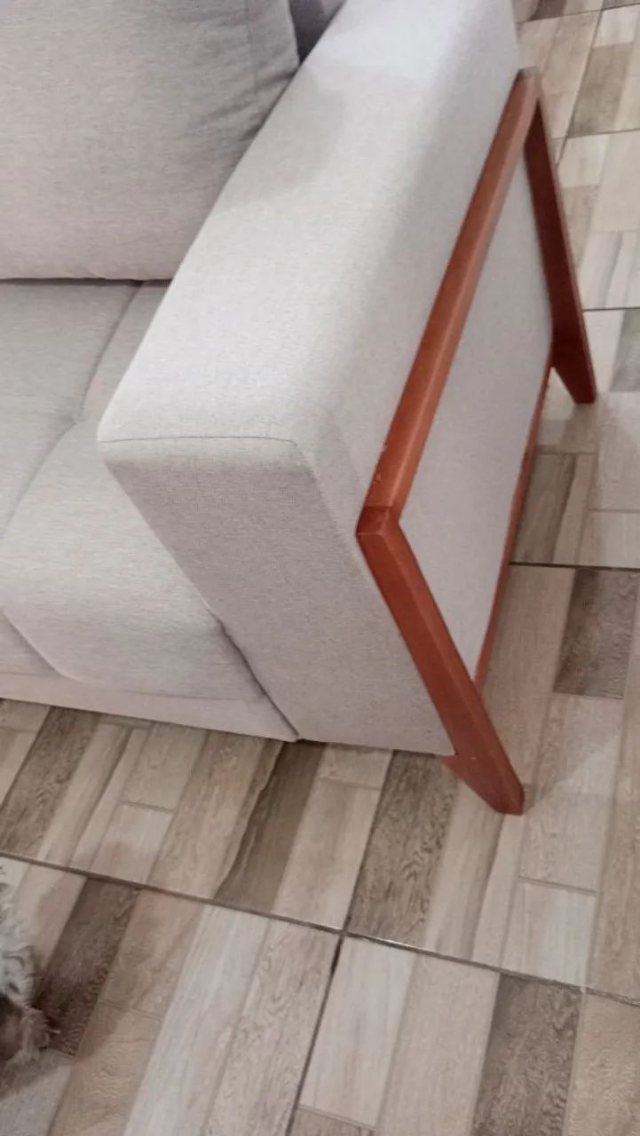 Sofá em linho acabamento em madeira  - Foto 2