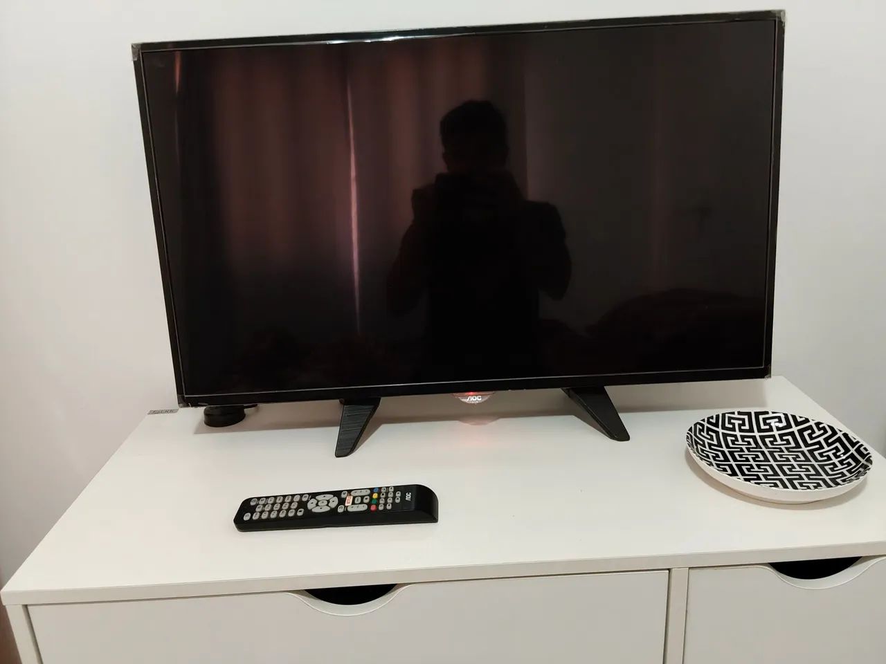 TV AOC Smart LED 32" com Suporte de Parede + Pés - Netflix e YouTube